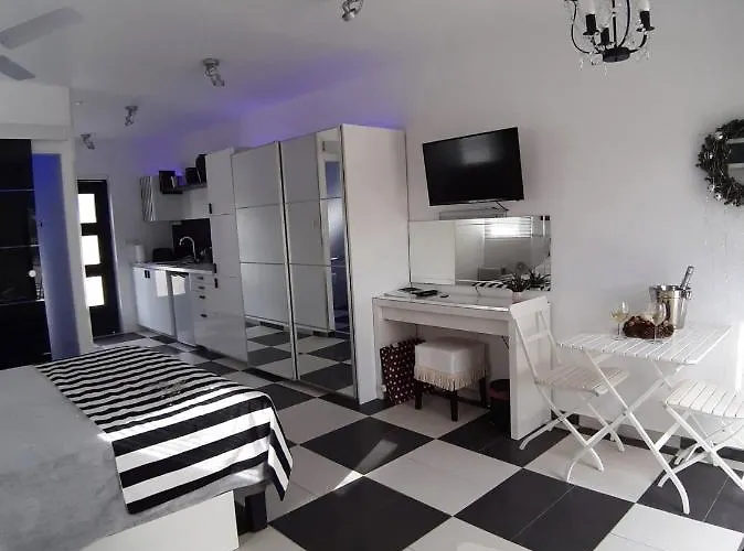 The Pervoli - Pool - Close To